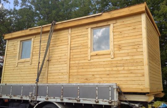 фото деревянной бытовки с 2 окнами и 1 дверью 6х2.3 метра